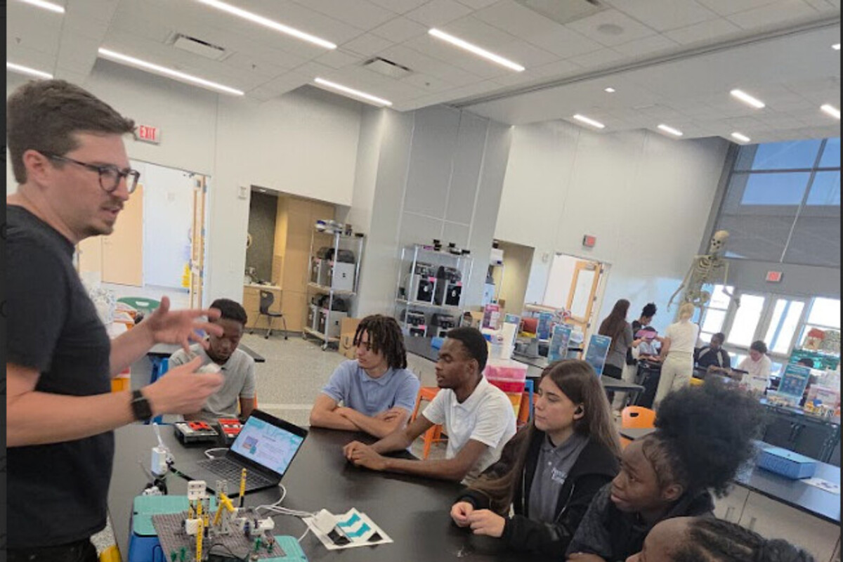 Instructor demonstrating SAM Labs robotics to students at Petroleum Museum